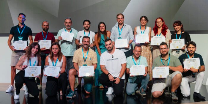 Grupo de alumnos mostrando sus certificados oficiales tras obtener resultados en Partner 360, reflejando logros reales, avances y validación del proceso formativo