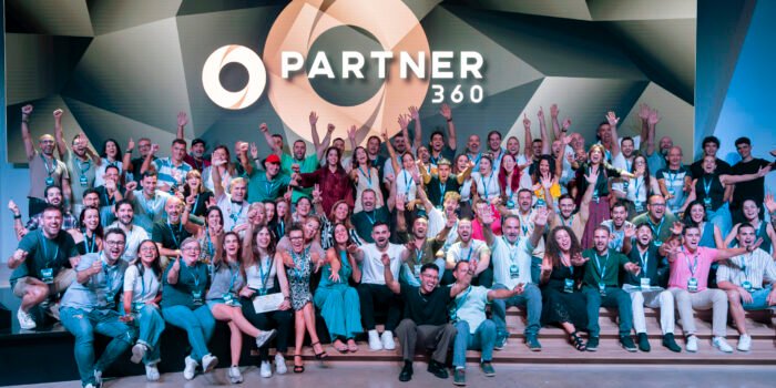 Fotografía grupal de todos los alumnos de Partner 360 en el evento presencial, mostrando la comunidad y el ambiente de aprendizaje