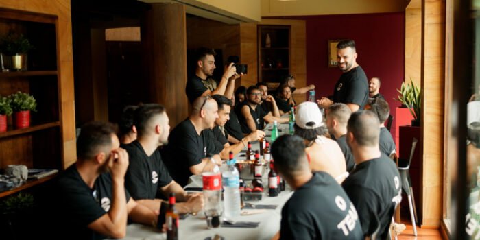 Alumnos de Partner 360 reunidos durante el evento presencial, compartiendo ideas y resolviendo dudas