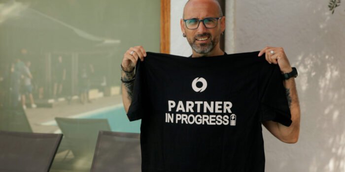Camiseta oficial de Partner360 con la frase Partner in Progress impresa en la parte trasera