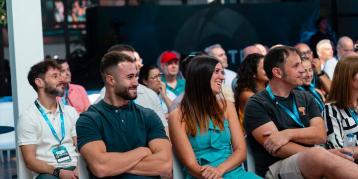 Alumnos en el evento presencial de Partner 360, participando en formación digital y actividades de marketing de afiliado