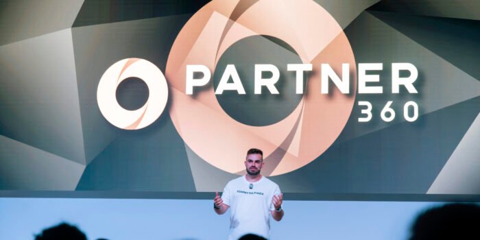 Fabio Serna, creador de Partner 360, dando una ponencia en vivo donde explica estrategias avanzadas de marketing de afiliados.