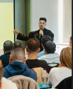 “Guille Bouza ofreciendo una ponencia profesional, explicando estrategias avanzadas de marketing digital y crecimiento, transmitiendo autoridad, claridad y experiencia frente al público