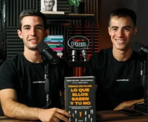 Los creadores de contenido de Tengo un Plan, de marketing digital en un set de grabación mostrando su libro mientras explican estrategias de creación de contenido. 